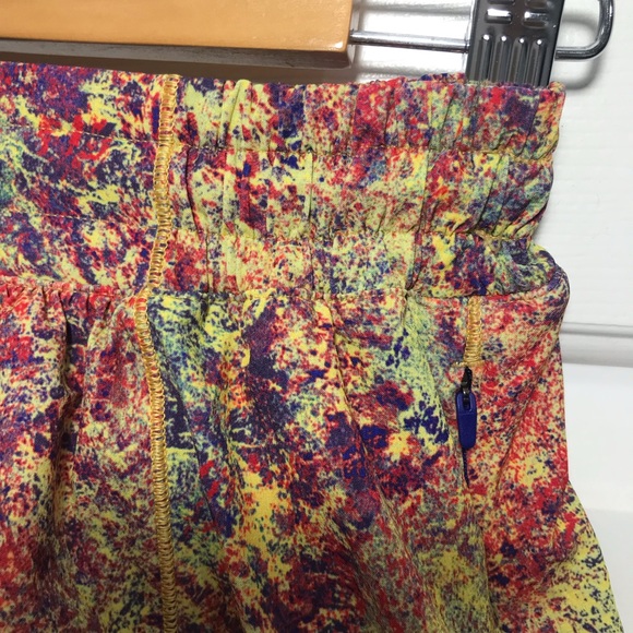 Lululemon shorts size 4 Like new - Picture 3 of 8